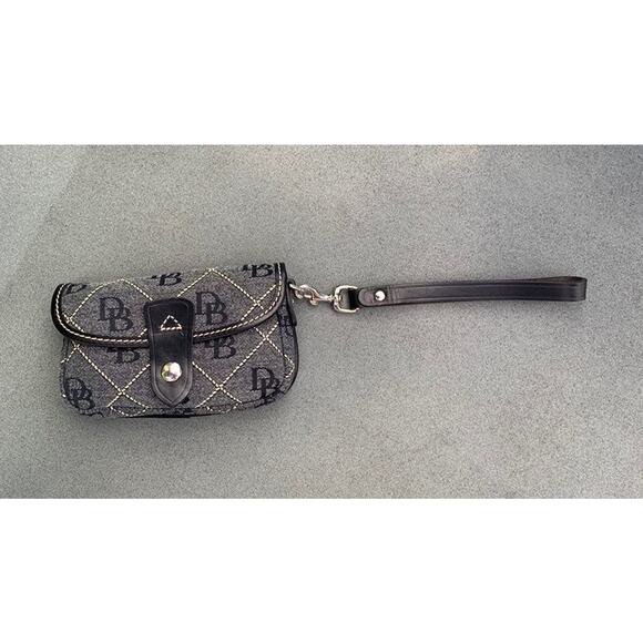 Dooney & Bourke Signature Snap Flap Wristlet NWOT Gift for Her - Picture 10 of 11